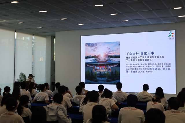 beat365官网网址师生听取新区规划讲解.jpg
