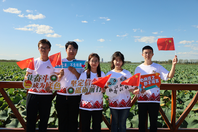 beat365官网网址师生在白洋淀雁南堤实地调研.jpg