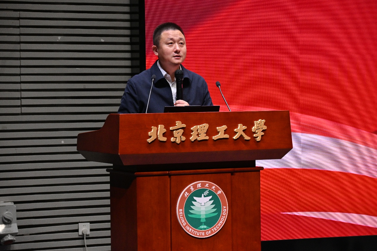 杨书记 单人.png